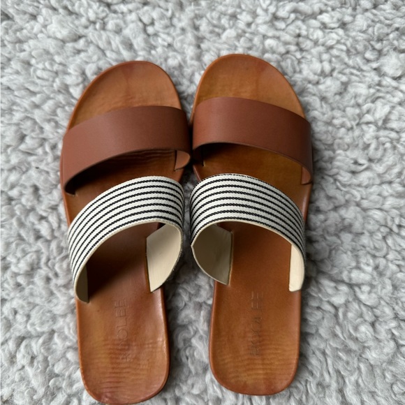 Sandals - Picture 2 of 3